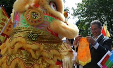 the Mayor of Rotterdam Ahmed Aboutaleb got the present 'Xia Quan flag' from our lion